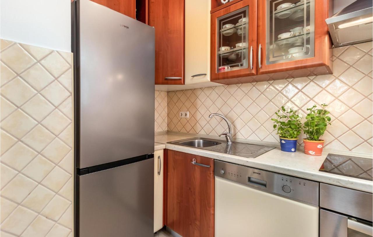 1 Bedroom Awesome Apartment In Kampor Exterior foto